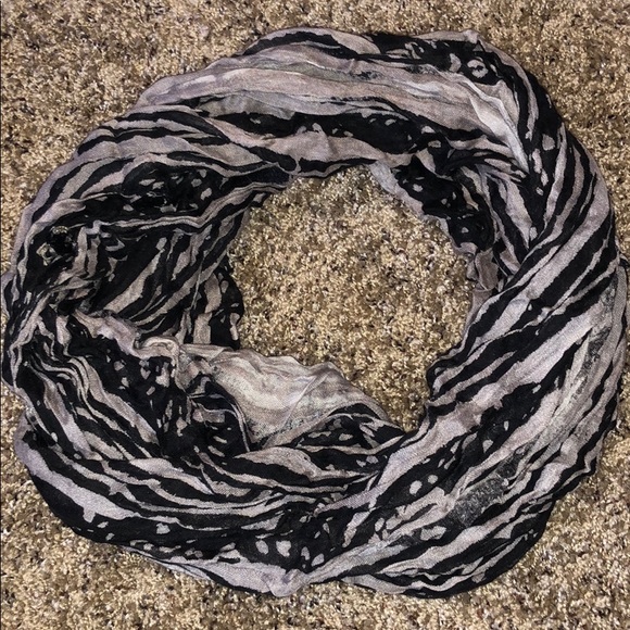 Patterned scarf - Picture 3 of 3